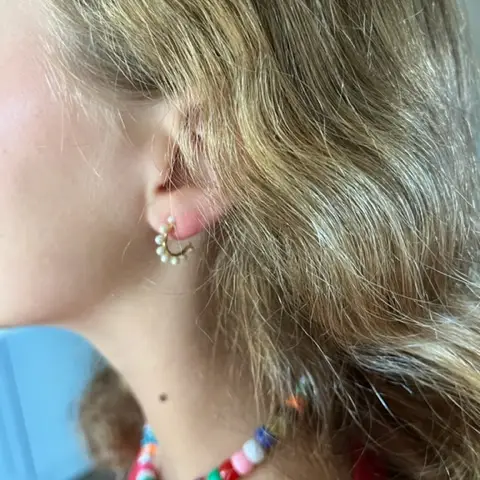 Micro Hugs Pearl | Gold Vermeil